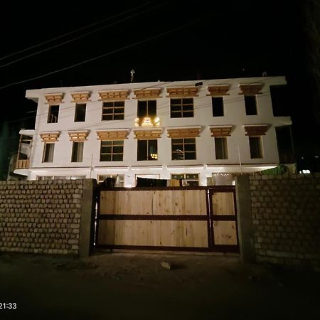Honey Bee Hotel เลห์ ภายนอก รูปภาพ
