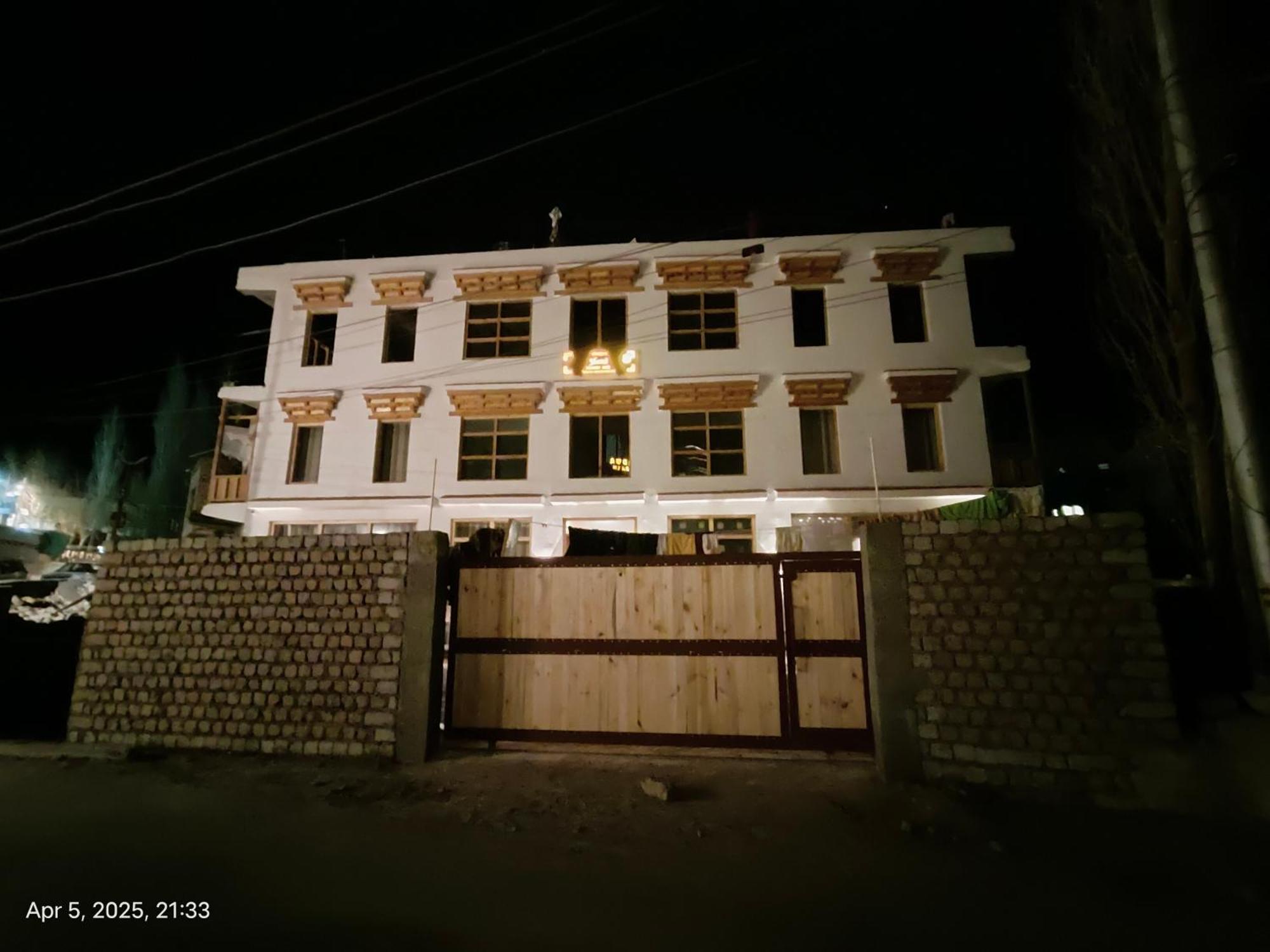 Honey Bee Hotel เลห์ ภายนอก รูปภาพ